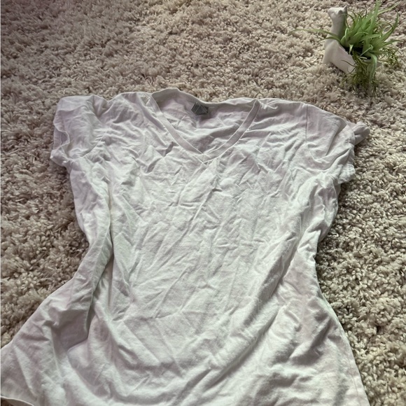 Gildan women’s flowy soft comfy White V neck t-shirt - Picture 4 of 4